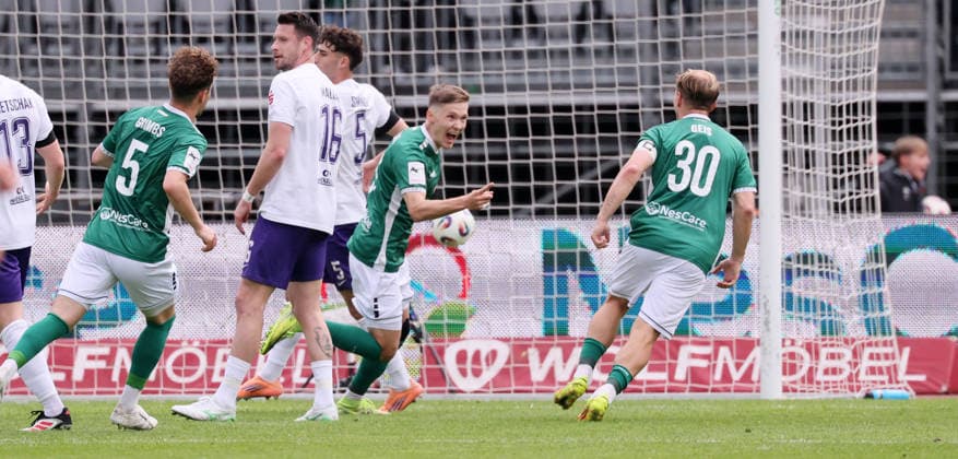 Scheinfurt, 16.05.2026, Sachs Stadion, Fußball, 3.Liga, 38.Spieltag , 1.FC Schweinfurt vs. FC Erzgebirge Aue , Im Bild; Tor für Schweinfurt. Sebastian Müller Mueller ( 37, Schweinfurt) trifft zum 1:0 und jubelt mit den Teamkollegen. , Nur für journalistische Zwecke. Only for editorial use! , DFB DFL regulations prohibit any use of photographs as image sequences and or quasi-video. ,