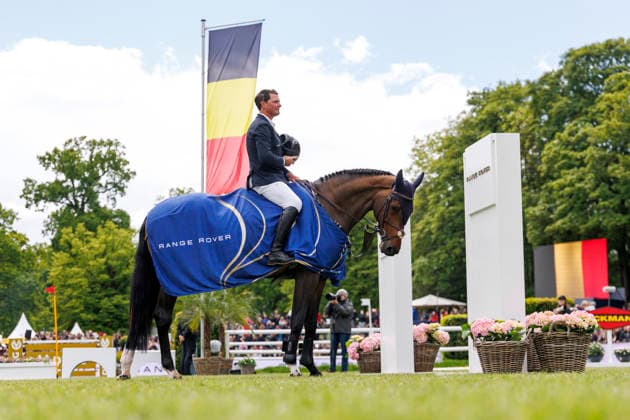 HAMBURG - Al Shira aa 95. Deutsches Spring- und Dressur DERBY 2026, HAMBURG - Al Shira aa 95. Deutsches Spring- und Dressur DERBY 2026 VAN OLST Mike (BEL), Comme Elle Faut Odth Z Siegerehrung Prize giving ceremony Al Shira aa Derby Tour Range Rover presents CSI4* Grand Prix - Int. jumping competition with jump-off (1.50 m) Hamburg, Jenischpark, Derby Park Klein Flottbek 16. May 2026 -