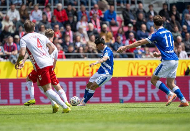 Fussball, Herren, Saison 2025 2026, 3. Liga (38. Spieltag), SSV Jahn Regensburg - FC Energie Cottbus, Jannis Boziaris (Energie Cottbus) erzielt das Tor zum 0:1 gegen Felix Strauss (Regensburg) und Leopold Wurm (Regensburg), 16.05. 2026, Copyright: xSebastianxRäppold MatthiasxKochx