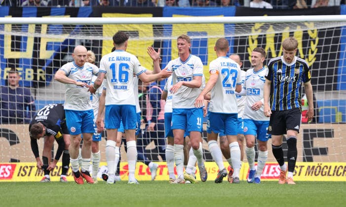 16.05.2026, Fussball, Herren, 3. Liga, Saison 2025 2026, 1. FC Saarbrücken - FC Hansa Rostock, Torjubel des FC Hansa Rostock nach dem Tor zum 0:1 durch Maximilian Krauß (FC Hansa Rostock) Saarbrücken Ludwigsparkstadion Saarland Deutschland (DEU) Copyright: xFabianxKleerx