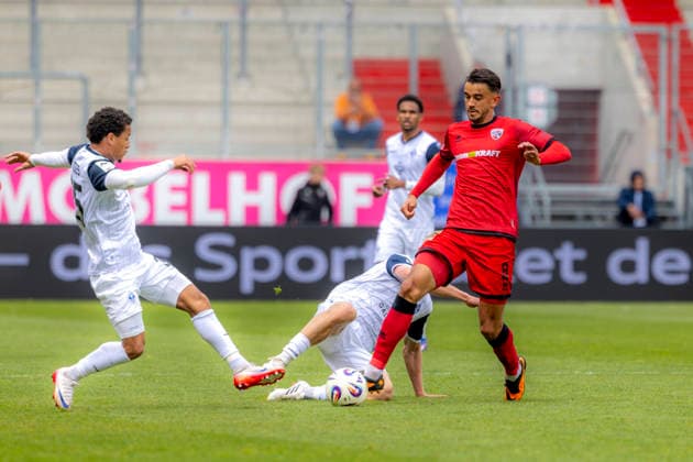 Ingolstadt, Deutschland 16. Mai 2026: 3. Liga - 2025 2026 - Sp. 38 - FC Ingolstadt 04 gegen SV Waldhof Mannheim Im Bild: v. li. im Zweikampf Djayson Mendes (SVW) und Frederik Carlsen (FCI) DFB regulations prohibit any use of photographs as image sequences and or quasi-video Audi Sportpark Bayern Copyright: xFotostandx xSchäferx