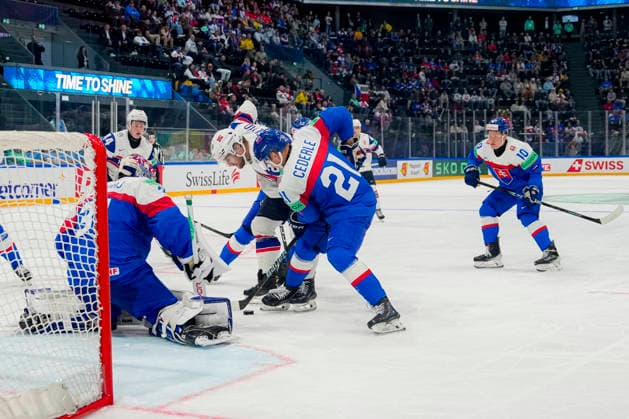 FRIBOURG, SWITZERLAND - MAY 16: Sebastian Cederle of Slovakia R) helping goalkeeper Samuel Hlavaj of Slovakia against Jacob Berglund of Norway C) during the 2026 IIHF Ice hockey, Eishockey World Championship, WM, Weltmeisterschaft Switzerland game between Slovakia and Norway at BCF Arena on May 16, 2026 in Fribourg, Fribourg. Fribourg BCF Arena Fribourg Switzerland Copyright: xJustPictures.ch JarixPestelaccix jp-en-EuSpIm-JP6_JAR_Slovakia_Norway_16May2026_00064