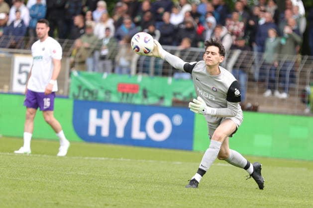 16.05.2026, Fussball, Herren, Dritte Liga, 38. Spieltag 3. Liga Saison 2025 2026: FC Schweinfurt 05 - FC Erzgebirge Aue Torwart Louis Lord (Erzgebirge Aue, 22) beim Abwurf mit Ball, Einzelbild Schweinfurt Riedel Bau Arena im Sachs-Stadio Bayern Unterfranken Deutschland