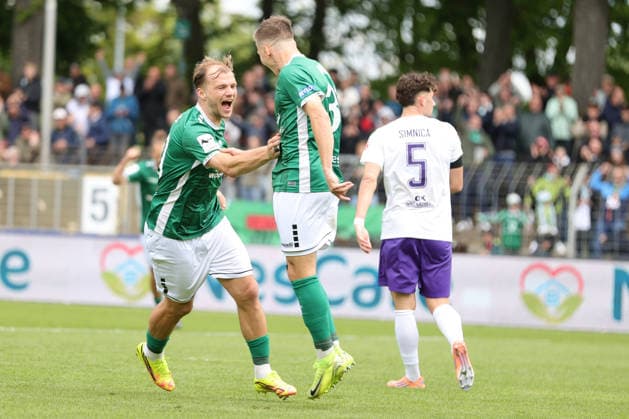16.05.2026, Fussball, Herren, Dritte Liga, 38. Spieltag 3. Liga Saison 2025 2026: FC Schweinfurt 05 - FC Erzgebirge Aue Von links: Johannes Geis (FC Schweinfurt 05, 30) jubelt mit Torschütze Sebastian Müller (FC Schweinfurt 05, 37) zum 1:0 Schweinfurt Riedel Bau Arena im Sachs-Stadio Bayern Unterfranken Deutschland