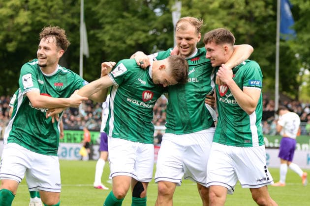 16.05.2026, Fussball, Herren, Dritte Liga, 38. Spieltag 3. Liga Saison 2025 2026: FC Schweinfurt 05 - FC Erzgebirge Aue Von links: Nico Grimbs (FC Schweinfurt 05, 05), Torschütze Sebastian Müller (FC Schweinfurt 05, 37), Johannes Geis (FC Schweinfurt 05, 30) und Nick Doktorczyk (FC Schweinfurt 05, 02) feiern das 1:0 Schweinfurt Riedel Bau Arena im Sachs-Stadio Bayern Unterfranken Deutschland