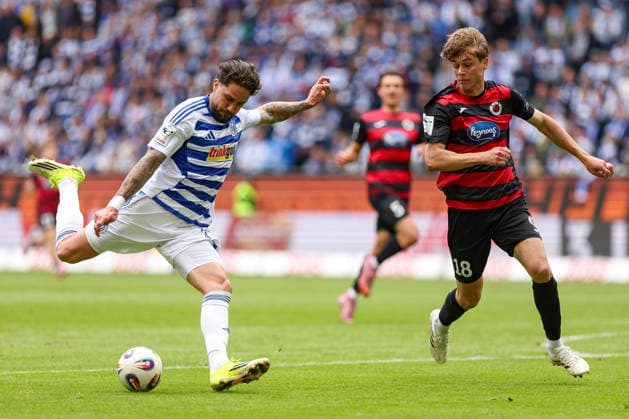 16.05.2026, GER, Fussball, Herren, 3. Liga, Saison 2025 2026, MSV Duisburg - Viktoria Köln Lex Tyger Lobinger (MSV Duisburg) und Tim Kloss (Viktoria Köln) im Kampf um den Ball Duisburg schauinsland-reisen-Arena Nordrhein-Westfalen Deutschland Copyright: xAdrianxSchlüterx