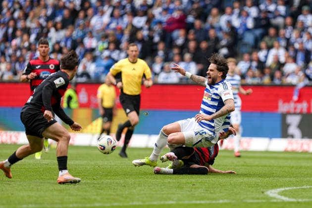 16.05.2026, GER, Fussball, Herren, 3. Liga, Saison 2025 2026, MSV Duisburg - Viktoria Köln Lex Tyger Lobinger (MSV Duisburg) und Tobias Eisenhuth (Viktoria Köln) im Kampf um den Ball Duisburg schauinsland-reisen-Arena Nordrhein-Westfalen Deutschland Copyright: xAdrianxSchlüterx