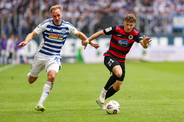 16.05.2026, GER, Fussball, Herren, 3. Liga, Saison 2025 2026, MSV Duisburg - Viktoria Köln Florian Krüger (MSV Duisburg) und Lucas Mika Wolf (Viktoria Köln) im Kampf um den Ball Duisburg schauinsland-reisen-Arena Nordrhein-Westfalen Deutschland Copyright: xAdrianxSchlüterx