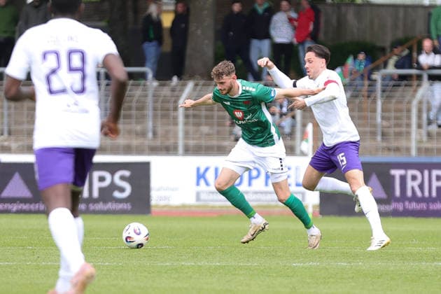 16.05.2026, Fussball, Herren, Dritte Liga, 38. Spieltag 3. Liga Saison 2025 2026: FC Schweinfurt 05 - FC Erzgebirge Aue Von links: Luca Trslic (FC Schweinfurt 05, 18) gegen Marcel Bär (Erzgebirge Aue, 15) Schweinfurt Riedel Bau Arena im Sachs-Stadio Bayern Unterfranken Deutschland