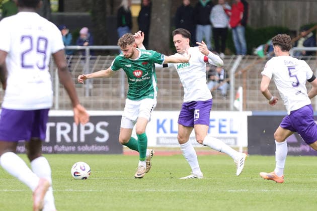 16.05.2026, Fussball, Herren, Dritte Liga, 38. Spieltag 3. Liga Saison 2025 2026: FC Schweinfurt 05 - FC Erzgebirge Aue Von links: Luca Trslic (FC Schweinfurt 05, 18) gegen Marcel Bär (Erzgebirge Aue, 15) Schweinfurt Riedel Bau Arena im Sachs-Stadio Bayern Unterfranken Deutschland