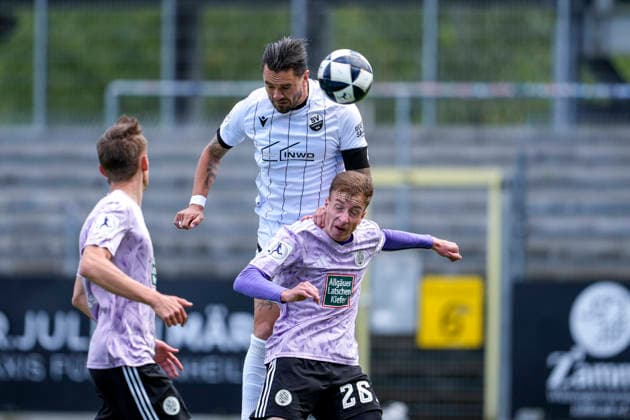 v.li.: Pascal Testroet (SVS, 37), Tim Steinmetz (Homburg, 26), beim Kopfball, Kopfballduell, Spielszene, Zweikampf in der Luft, Aktion, Action, 16.05.2026, Sandhausen (Deutschland), Fussball, Regionalliga Südwest, SV Sandhausen - FC 08 Homburg