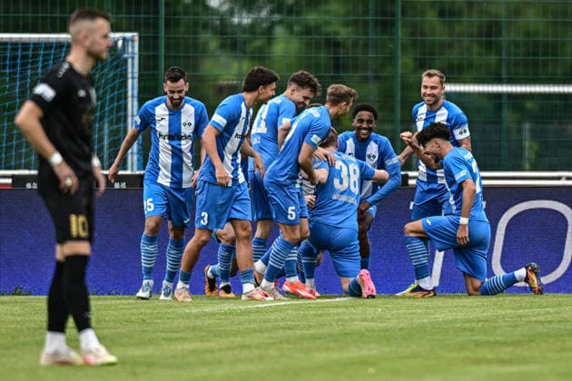 Regionalliga Bayern: FV Illertissen gegen TSV Schwaben, 09.05.2026 Illertissen Jubel bei Illertissen nach dem 1:0 durch Elfmeter verwandelt von Tobias Rühle (FV Illertissen, 31) . Enttäuschung bei Lukas Ramser (TSV Schwaben Augsburg, 10) , Illertissen, 16.05.2026 - 33. Spieltag der Regionalliga Bayern, TFV Illertissen gegen TSV Schwaben, Illertissen, Vöhlin-Stadion Copyright: xBEAUTIFULxSPORTS Märklx