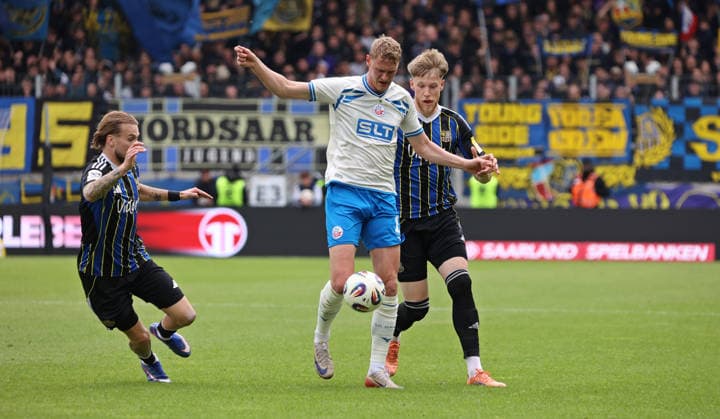 16.05.2026, Fussball, Herren, 3. Liga, Saison 2025 2026, 1. FC Saarbrücken - FC Hansa Rostock, Niko Bretschneider (1. FC Saarbruecken) Joel Bichsel (1. FC Saarbruecken) Emil Holten (FC Hansa Rostock) Saarbrücken Ludwigsparkstadion Saarland Deutschland (DEU) Copyright: xFabianxKleerx