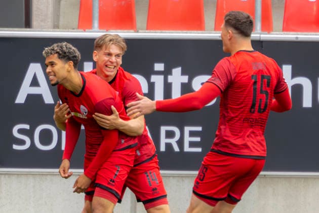 Ingolstadt, Deutschland 16. Mai 2026: 3. Liga - 2025 2026 - Sp. 38 - FC Ingolstadt 04 gegen SV Waldhof Mannheim Im Bild: in der Traube Torschütze Yann Sturm (FCI) jubelt nach seinem Tor zum 1:0 mit seinen Mannschaftskollegen, DFB regulations prohibit any use of photographs as image sequences and or quasi-video Audi Sportpark Bayern Copyright: xFotostandx xSchäferx