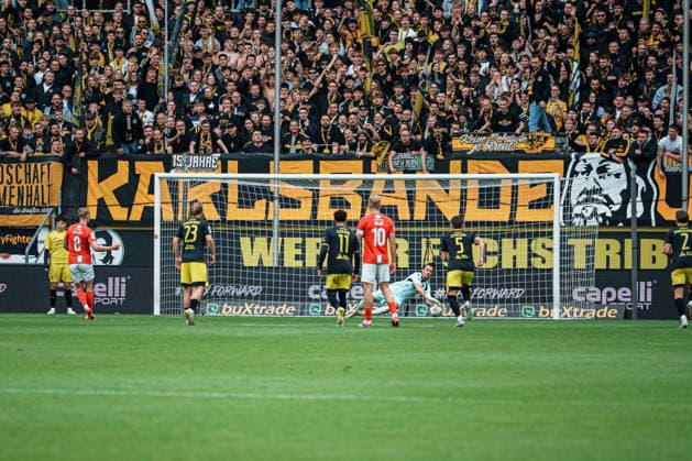 Deutschland: Fußball 3. Liga Männer 2025 - 2026, 38. Spieltag - TSV Alemannia Aachen vs TSV Havelse - Tivoli (Aachen): Manuel Riemann (Alemannia Aachen, 1) pariert Elfmeter, Strafstoss Copyright: xThiemoxRudolphx