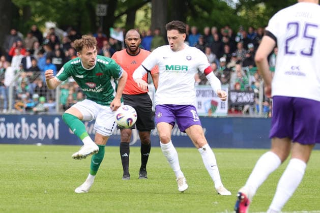 16.05.2026, Fussball, Herren, Dritte Liga, 38. Spieltag 3. Liga Saison 2025 2026: FC Schweinfurt 05 - FC Erzgebirge Aue Von links: Nico Grimbs (FC Schweinfurt 05, 05) gegen Marcel Bär (Erzgebirge Aue, 15) Schweinfurt Riedel Bau Arena im Sachs-Stadio Bayern Unterfranken Deutschland