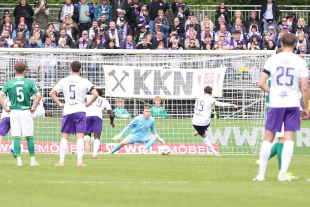 16.05.2026, Fussball, Herren, Dritte Liga, 38. Spieltag 3. Liga Saison 2025 2026: FC Schweinfurt 05 - FC Erzgebirge Aue Von rechts: Marcel Bär (Erzgebirge Aue, 15) trifft per Elfmeter gegen Torhüter Toni Stahl (FC Schweinfurt 05, 01) zum 1:1 Schweinfurt Riedel Bau Arena im Sachs-Stadio Bayern Unterfranken Deutschland