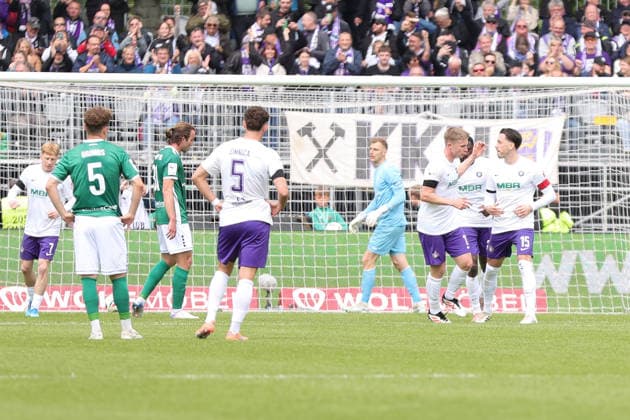 16.05.2026, Fussball, Herren, Dritte Liga, 38. Spieltag 3. Liga Saison 2025 2026: FC Schweinfurt 05 - FC Erzgebirge Aue Von rechts: Erzgebirge Aue feiert den Ausgleich durch Marcel Bär (Erzgebirge Aue, 15) Schweinfurt Riedel Bau Arena im Sachs-Stadio Bayern Unterfranken Deutschland