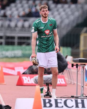 Scheinfurt, 16.05.2026, Sachs Stadion, Fußball, 3.Liga, 38.Spieltag , 1.FC Schweinfurt vs. FC Erzgebirge Aue , Im Bild; Luca Trslic ( 18, Schweinfurt) muß wegen einer Verletzung behandelt und wenig später ausgewechselt werden. , Nur für journalistische Zwecke. Only for editorial use! , DFB DFL regulations prohibit any use of photographs as image sequences and or quasi-video. ,