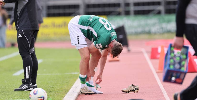Scheinfurt, 16.05.2026, Sachs Stadion, Fußball, 3.Liga, 38.Spieltag , 1.FC Schweinfurt vs. FC Erzgebirge Aue , Im Bild; Luca Trslic ( 18, Schweinfurt) muß wegen einer Verletzung behandelt und wenig später ausgewechselt werden. , Nur für journalistische Zwecke. Only for editorial use! , DFB DFL regulations prohibit any use of photographs as image sequences and or quasi-video. ,