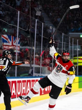 Ice hockey, Eishockey - IIHF WC 2026 ZURICH,SWITZERLAND,16.MAY.26 - ICE HOCKEY - IIHF Ice Hockey World Championship, WM, Weltmeisterschaft 2026, group stage, Austria vs Great Britain. Image shows the rejoicing of Peter Schneider (AUT)..  GEPAxpictures xMaticxKlansek