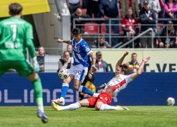 Fussball, Herren, Saison 2025 2026, 3. Liga (38. Spieltag), SSV Jahn Regensburg - FC Energie Cottbus, v.l. Torhüter Felix Gebhardt (Regensburg), Jannis Boziaris (Energie Cottbus), Felix Strauss (Regensburg), 16.05. 2026, Copyright: xSebastianxRäppold MatthiasxKochx
