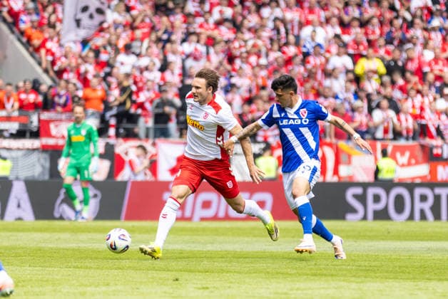 16.05.2026, Fussball, GER, Saison, 3.Liga, Saision 2025 2026, 38. Spieltag, SSV Jahn Regensburg - FC Energie Cottbus Felix Strauss (SSV Jahn Regensburg) gegen Jannis Boziaris (Cottbus) DFL REGULATIONS PROHIBIT ANY USE OF PHOTOGRAPHS AS IMAGE SEQUENCES AND OR QUASI-VIDEO.