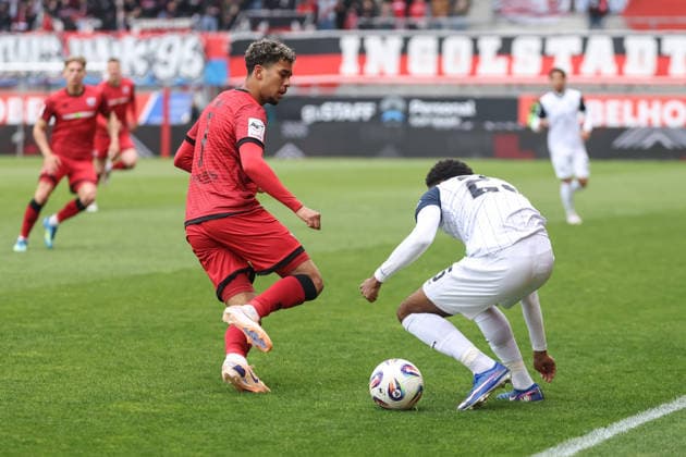 3. Liga; FC Ingolstadt 04 - SV Waldhof Mannheim; Zweikampf Kampf um den Ball Yann Sturm (7, FCI) Ba Sanoussy (25 SVWM) 3. Liga - FC Ingolstadt 04 Saison 2025 2026 SV Waldhof Mannheim;