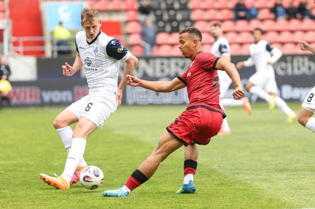 3. Liga; FC Ingolstadt 04 - SV Waldhof Mannheim; Marcel Costly (22, FCI) Zweikampf Kampf um den Ball Hoffmann Niklas (6 SVWM) 3. Liga - FC Ingolstadt 04 Saison 2025 2026 SV Waldhof Mannheim;