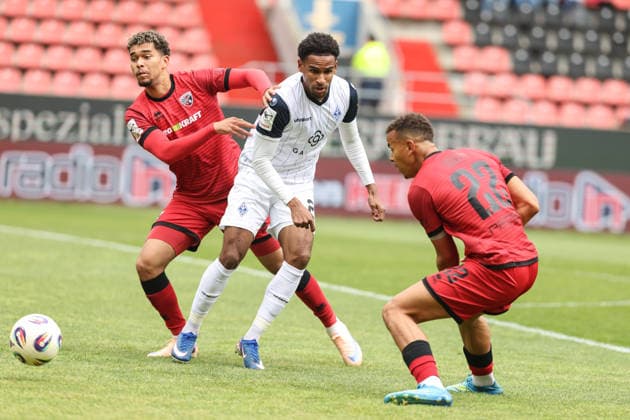 3. Liga; FC Ingolstadt 04 - SV Waldhof Mannheim; Zweikampf Kampf um den Ball Marcel Costly (22, FCI) Yann Sturm (7, FCI) Ba Sanoussy (25 SVWM) 3. Liga - FC Ingolstadt 04 Saison 2025 2026 SV Waldhof Mannheim;