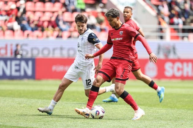 3. Liga; FC Ingolstadt 04 - SV Waldhof Mannheim; Yann Sturm (7, FCI) Zweikampf Kampf um den Ball Till Vincent (12 WM) 3. Liga - FC Ingolstadt 04 Saison 2025 2026 SV Waldhof Mannheim;