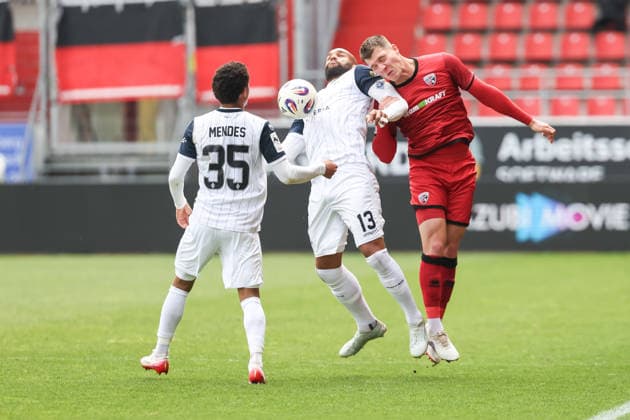 3. Liga; FC Ingolstadt 04 - SV Waldhof Mannheim; Zweikampf Kampf um den Ball Jonas Scholz (15, FCI) Boyd Terrence (13 SVWM) Mendes Djayson (35 SVWM) 3. Liga - FC Ingolstadt 04 Saison 2025 2026 SV Waldhof Mannheim;
