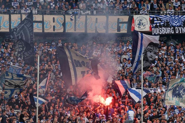 16.05.2026, GER, Fussball, Herren, 3. Liga, Saison 2025 2026, MSV Duisburg - Viktoria Köln die Fans vom MSV Duisburg zünden Pyrotechnik Duisburg schauinsland-reisen-Arena Nordrhein-Westfalen Deutschland Copyright: xAdrianxSchlüterx