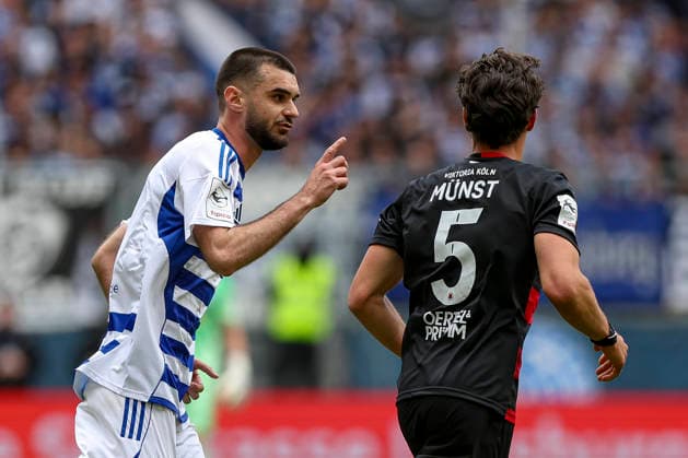 16.05.2026, GER, Fussball, Herren, 3. Liga, Saison 2025 2026, MSV Duisburg - Viktoria Köln Tobias Fleckstein (MSV Duisburg) gestikuliert, Gestik und Mimik zu Leonhard Luis Münst (Viktoria Köln) Duisburg schauinsland-reisen-Arena Nordrhein-Westfalen Deutschland Copyright: xAdrianxSchlüterx