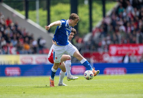Fussball, Herren, Saison 2025 2026, 3. Liga (38. Spieltag), SSV Jahn Regensburg - FC Energie Cottbus, v.l. Benedikt Bauer (Regensburg), Moritz Hannemann (Energie Cottbus), 16.05. 2026, Copyright: xSebastianxRäppold MatthiasxKochx