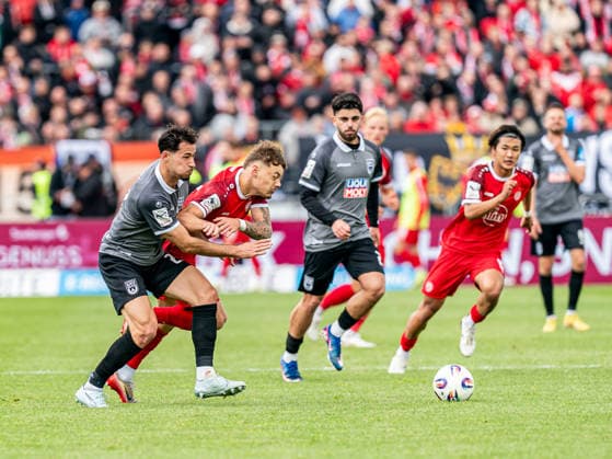 Jannik Hofmann (Rot-Weiss Essen, 37) im Zweikampf mit Lukas Mazagg (SSV Ulm 1846, 27), GER, SSV Ulm 1846 vs. Rot-Weiss Essen, Fussball, 3. Liga, Spielzeit 2025 2026, 16.05.2026, DFB DFL regulations prohibit any use of photographs as image sequences and or quasi-video. GER, SSV Ulm 1846 vs. Rot-Weiss Essen, Fussball, 3. Liga, Spielzeit 2025 2026, 16.05.2026 Ulm Copyright: xMichaelxSchmidt Eibner-Pressefotx EP_MST