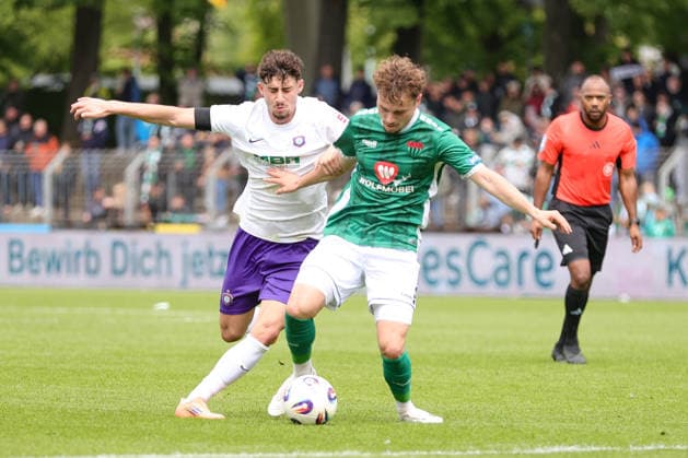 16.05.2026, Fussball, Herren, Dritte Liga, 38. Spieltag 3. Liga Saison 2025 2026: FC Schweinfurt 05 - FC Erzgebirge Aue Von links: Luan Simnica (Erzgebirge Aue, 05) gegen Nico Grimbs (FC Schweinfurt 05, 05) Schweinfurt Riedel Bau Arena im Sachs-Stadio Bayern Unterfranken Deutschland
