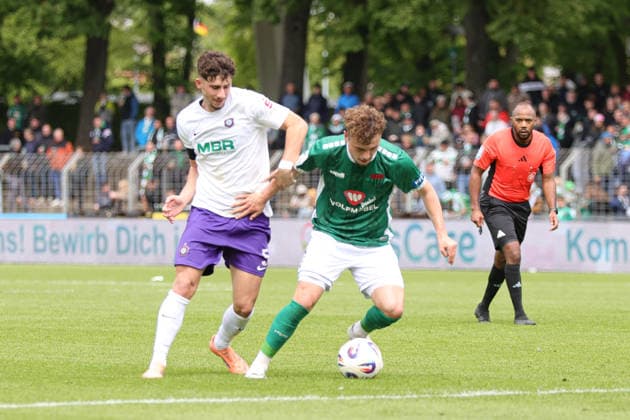 16.05.2026, Fussball, Herren, Dritte Liga, 38. Spieltag 3. Liga Saison 2025 2026: FC Schweinfurt 05 - FC Erzgebirge Aue Von links: Luan Simnica (Erzgebirge Aue, 05) gegen Nico Grimbs (FC Schweinfurt 05, 05) Schweinfurt Riedel Bau Arena im Sachs-Stadio Bayern Unterfranken Deutschland
