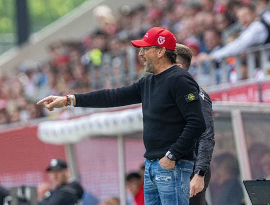 Fussball, Herren, Saison 2025 2026, 3. Liga (38. Spieltag), SSV Jahn Regensburg - FC Energie Cottbus, Trainer Claus-Dieter Pele Wollitz (Energie Cottbus), 16.05. 2026, Copyright: xSebastianxRäppold MatthiasxKochx