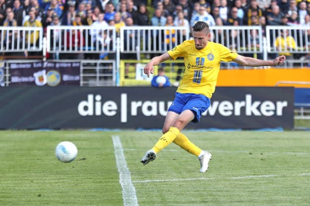 Fußball Regionalliga Nordost: 1. FC Lok Leipzig - 1. FC Magdeburg II; 16.05.2026 Alexander Siebeck (14, Lok Leipzig) mit einem Schussversuch. Fußball, Regionalliga Nordost, Saison 2025 2026, 34. Spieltag: 1. FC Lok Leipzig vs. 1. FC Magdeburg II am 16.05.2026 im Bruno-Plache-Stadion, Leipzig. Copyright: xBEAUTIFULxSPORTS JanxKaeferx