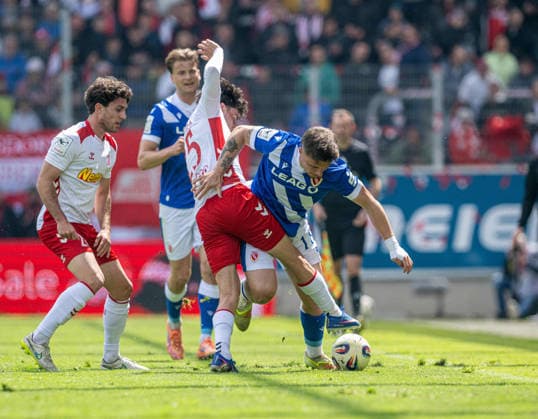 Fussball, Herren, Saison 2025 2026, 3. Liga (38. Spieltag), SSV Jahn Regensburg - FC Energie Cottbus, v.l. Benedikt Bauer (Regensburg), Nicolas Oliveira (Regensburg), Erik Engelhardt (Energie Cottbus), 16.05. 2026, Copyright: xSebastianxRäppold MatthiasxKochx