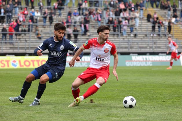 Ismail Remmo (VE) li. gegen Elsamed Ramaj (SI) re. Fussball Regionalliga West, 34. Spieltag, Sportfreunde Siegen - SSVg Velbert 02, am 16.05.2026 in Siegen Deutschland.