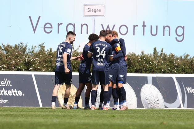 Torjubel um Calvin Marlon Mockschan (VE) nach seinem Tor zum 0:1 Fussball Regionalliga West, 34. Spieltag, Sportfreunde Siegen - SSVg Velbert 02, am 16.05.2026 in Siegen Deutschland.