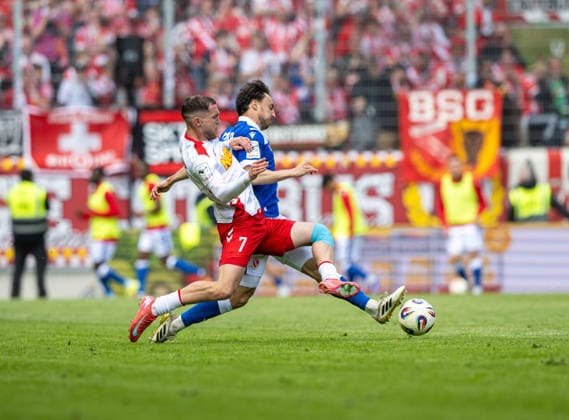 Fussball, Herren, Saison 2025 2026, 3. Liga (38. Spieltag), SSV Jahn Regensburg - FC Energie Cottbus, v.l. Oscar Schönfelder (Regensburg), Simon Straudi (Energie Cottbus), 16.05. 2026, Copyright: xSebastianxRäppold MatthiasxKochx