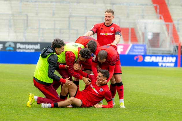 Ingolstadt, Deutschland 16. Mai 2026: 3. Liga - 2025 2026 - Sp. 38 - FC Ingolstadt 04 gegen SV Waldhof Mannheim Im Bild: in der Traube Torschütze Emre Gül Guel (FCI) jubelt nach seinem Tor zum 3:0 mit seinen Mannschaftskollegen, DFB regulations prohibit any use of photographs as image sequences and or quasi-video Audi Sportpark Bayern Copyright: xFotostandx xSchäferx