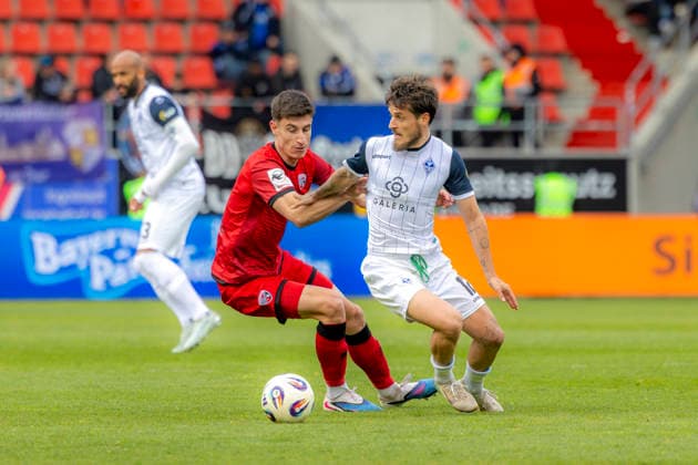 Ingolstadt, Deutschland 16. Mai 2026: 3. Liga - 2025 2026 - Sp. 38 - FC Ingolstadt 04 gegen SV Waldhof Mannheim Im Bild: v. li. im Zweikampf Georgios Antzooulas (FCI) und Vincent Thill (SVW) DFB regulations prohibit any use of photographs as image sequences and or quasi-video Audi Sportpark Bayern Copyright: xFotostandx xSchäferx