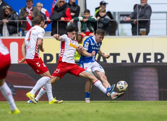 Fussball, Herren, Saison 2025 2026, 3. Liga (38. Spieltag), SSV Jahn Regensburg - FC Energie Cottbus, v.l. Felix Strauss (Regensburg), Nicolas Oliveira (Regensburg), Axel Borgmann (Energie Cottbus), 16.05. 2026, Copyright: xSebastianxRäppold MatthiasxKochx