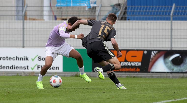 16.05.2026, xfsx, Herren, Fussball, Saison 2025 2026, Regionalliga Bayern, 34. Spieltag: SpVgg Ansbach 09 - FC Wuerzburger Kickers v.li.: Jermain Nischalke (FC Wuerzburger Kickers), Lukas Oberseider (SpVgg Ansbach 09) Ansbach Xaver-Bertsch-Sportpark Bayern Deutschland