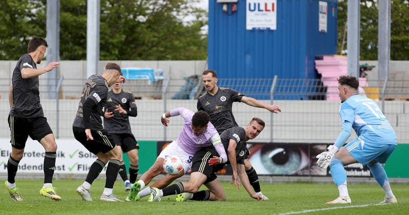 16.05.2026, xfsx, Herren, Fussball, Saison 2025 2026, Regionalliga Bayern, 34. Spieltag: SpVgg Ansbach 09 - FC Wuerzburger Kickers v.li.: Jermain Nischalke (FC Wuerzburger Kickers) erzielt das Tor zum 1:1, scores the goal 1:1, Jan Mottl (SpVgg Ansbach 09) Ansbach Xaver-Bertsch-Sportpark Bayern Deutschland