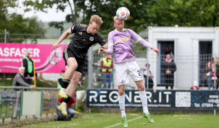 16.05.2026, xfsx, Herren, Fussball, Saison 2025 2026, Regionalliga Bayern, 34. Spieltag: SpVgg Ansbach 09 - FC Wuerzburger Kickers v.li.: Niklas Seefried (SpVgg Ansbach 09), Luke Hemmerich (FC Wuerzburger Kickers) Ansbach Xaver-Bertsch-Sportpark Bayern Deutschland